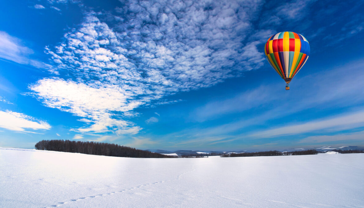 広い雪原の上を飛ぶ気球