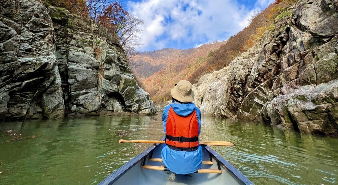 日本の赤壁とも呼ばれる絶景の中をカヌーに乗り、川辺からの景色を堪能