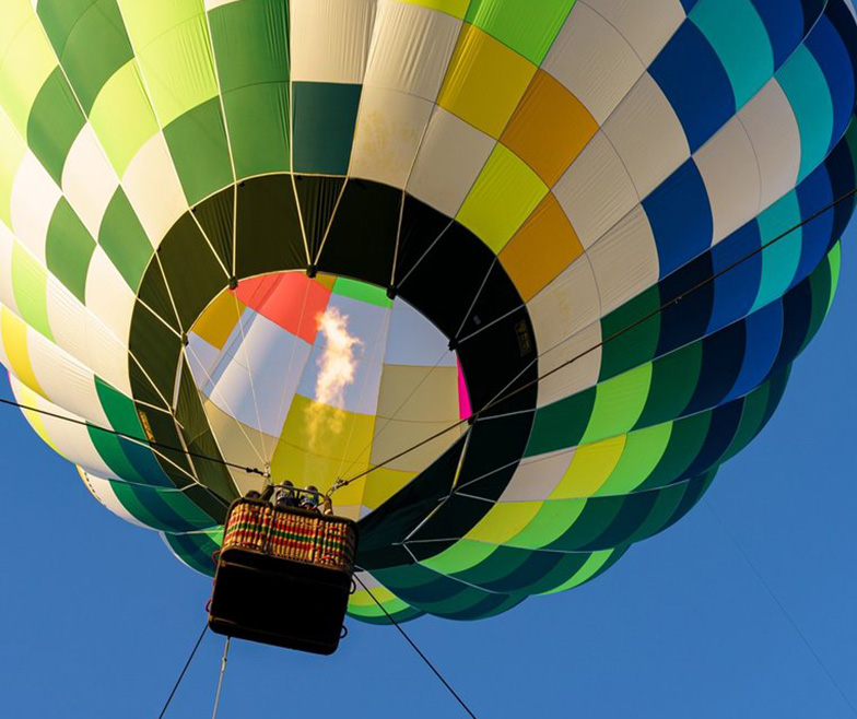 バーナーで球皮内の空気の温度を変え上昇する気球