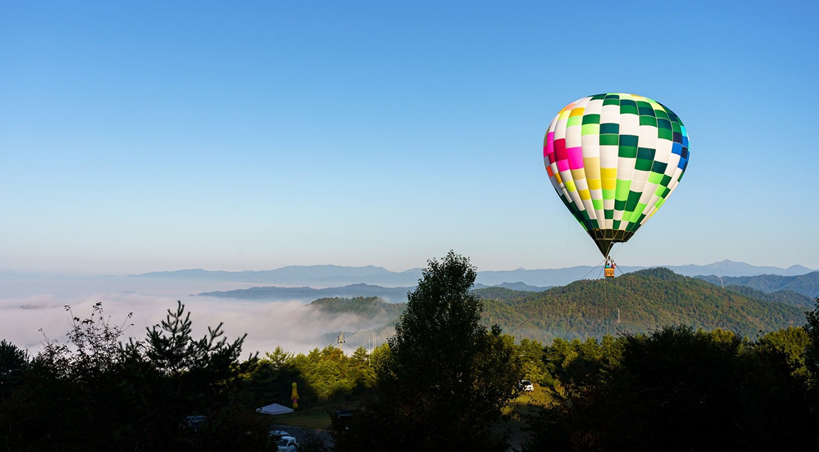 山形の上空を飛び雲海を見下ろす気球