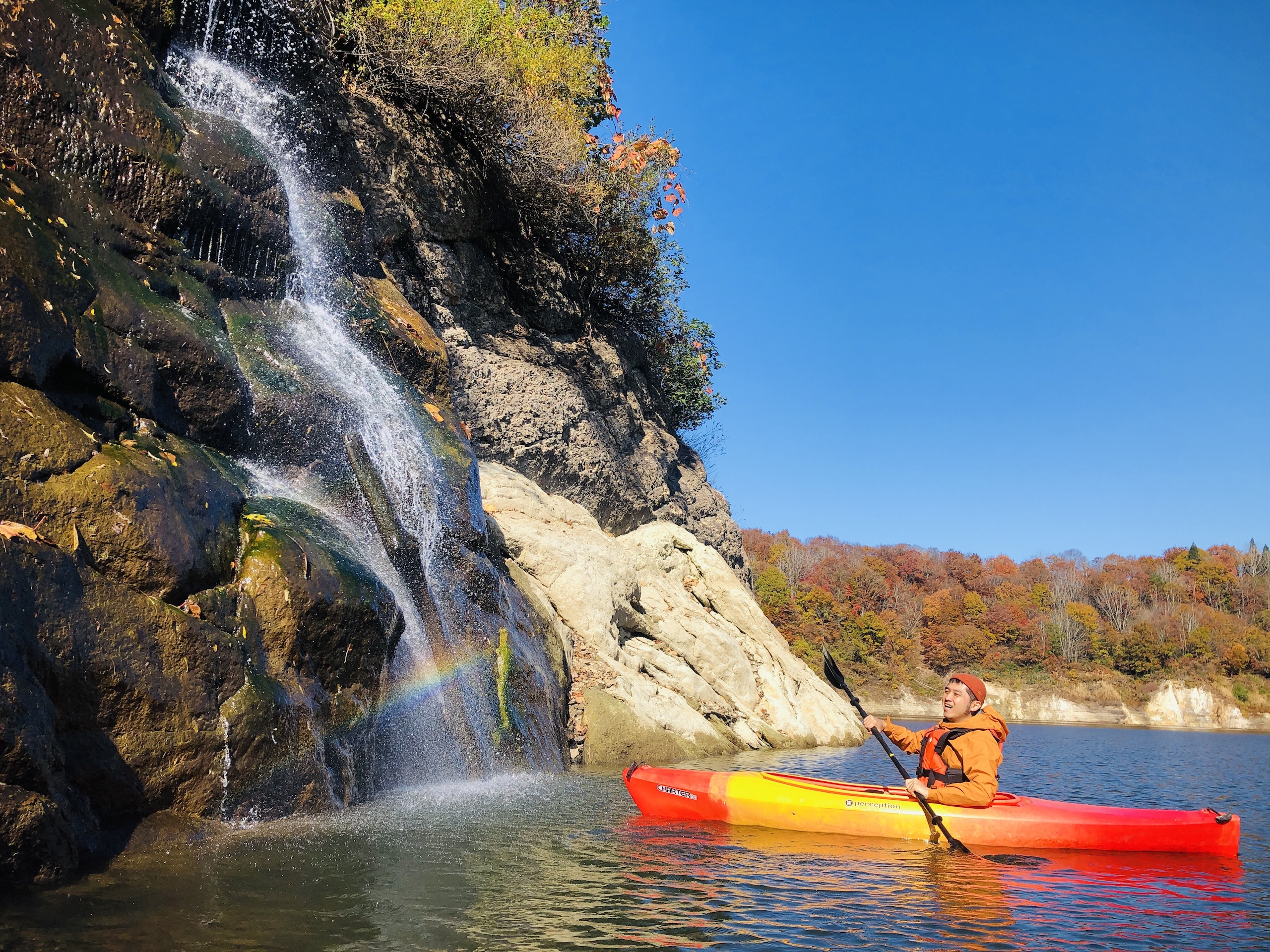 紅葉に染まる白川湖の滝