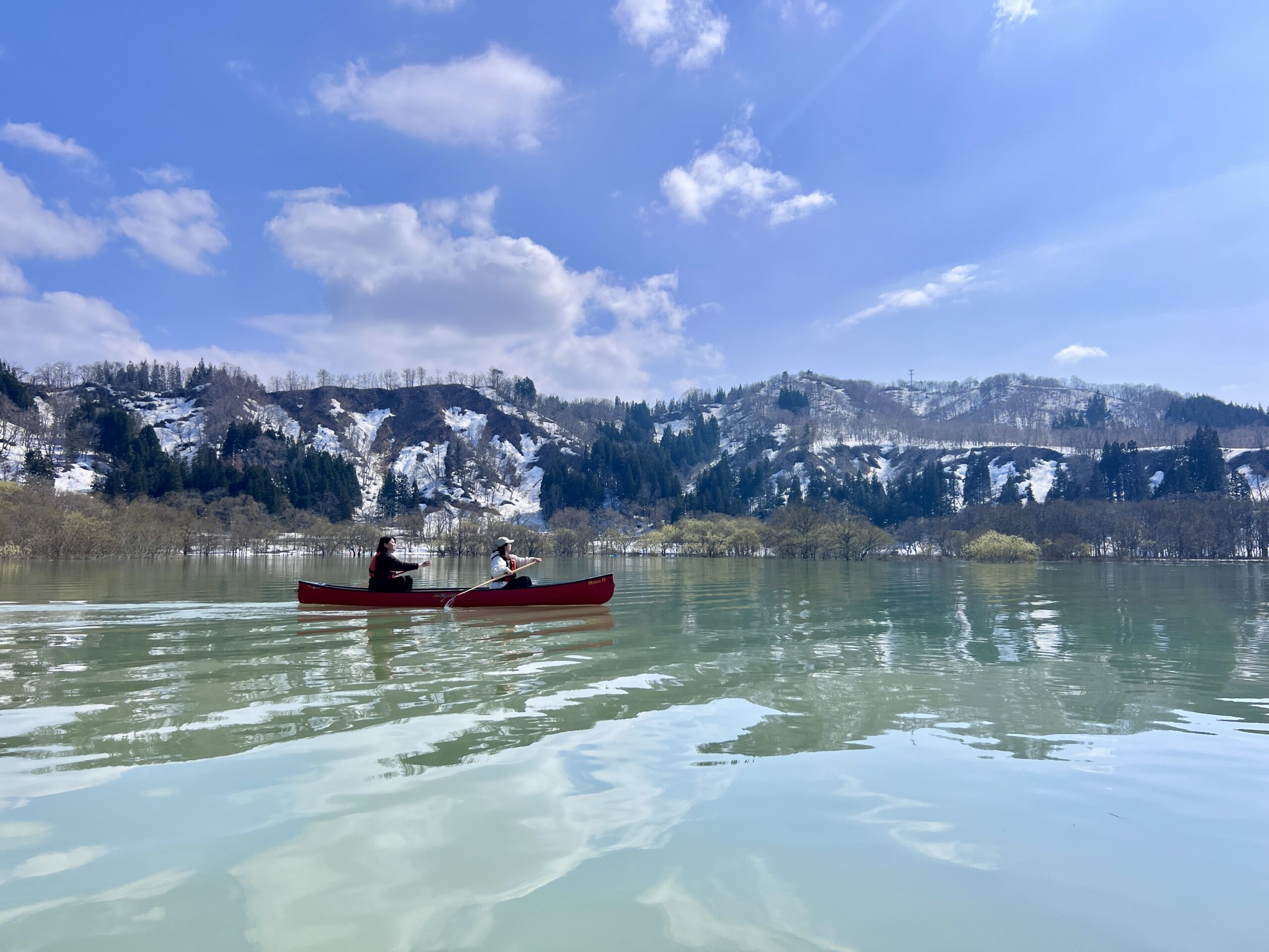 雪解け水に満たされた白川湖での水没林カヌーツアー