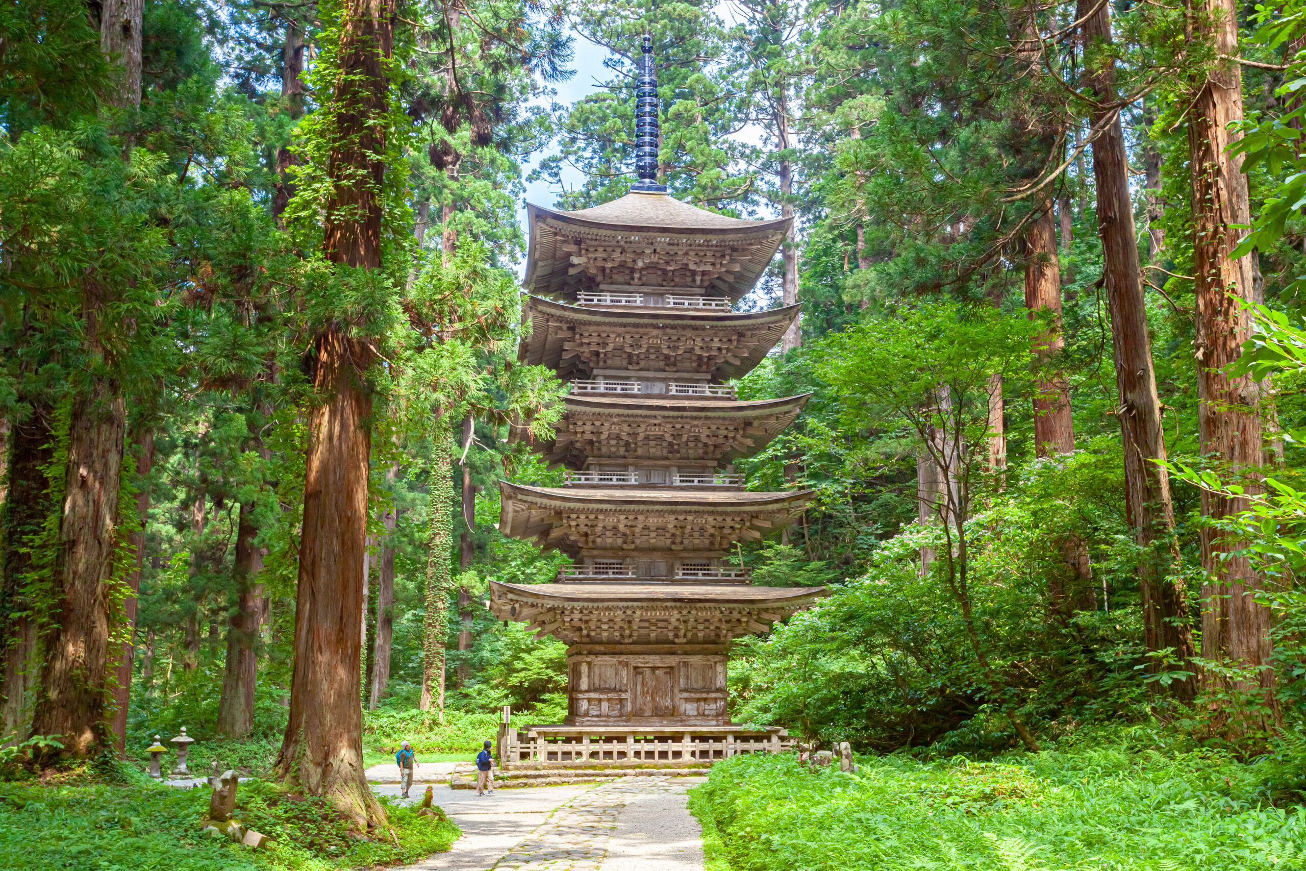 羽黒山山頂にある出羽神社の社殿・三神合祭殿。参道には国宝五重塔がある。